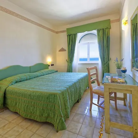 Punta Imperatore فندق 4*